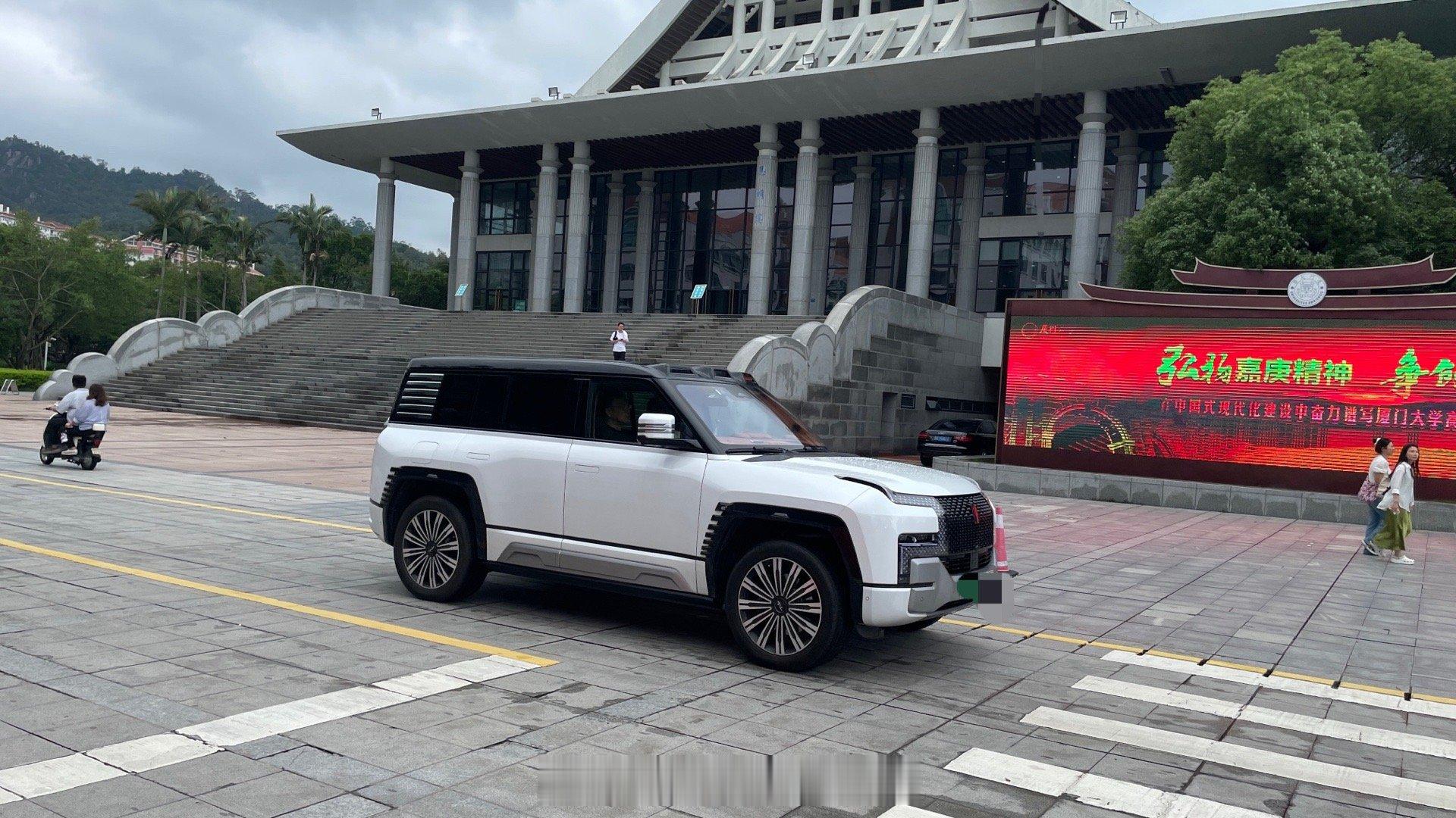 与友闲逛厦门大学，逮到仰望U8一辆～#仰望u8#  ​​​