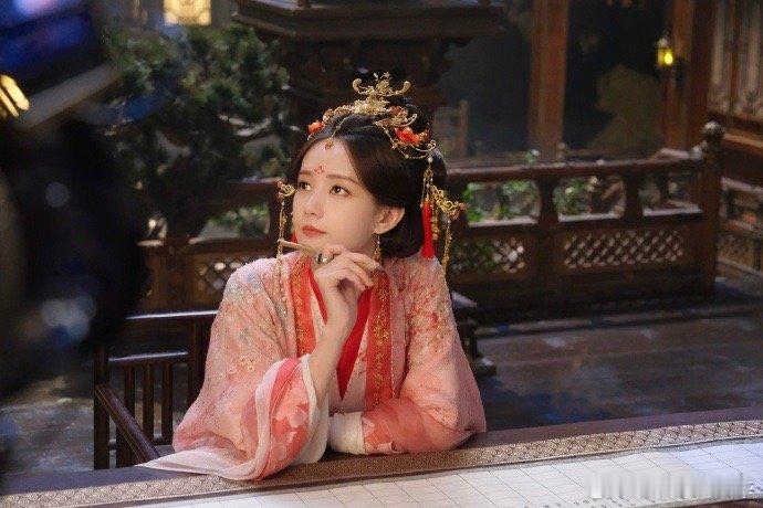 李一桐这不是人生镜头是什么 当纸片人集体造反，李一桐用眼神点燃逆袭之火！宋一梦在