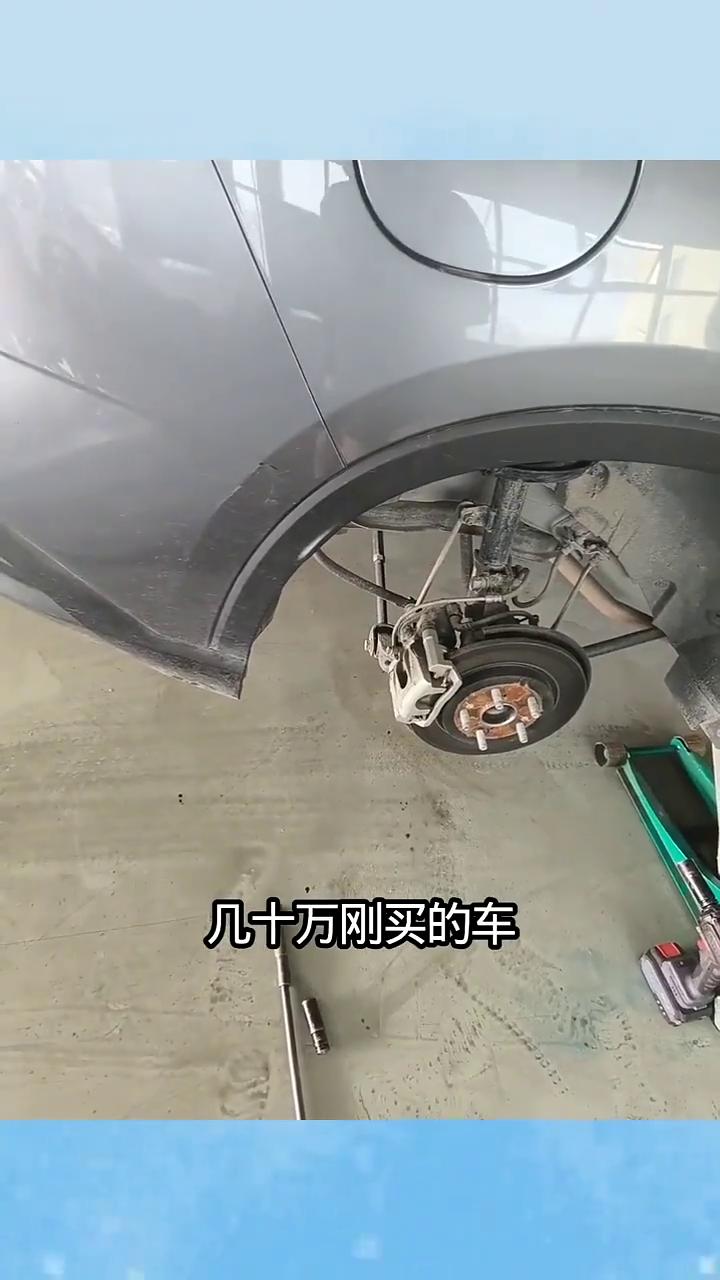几十万刚买的车过来补个轮胎，发现了这个悬挂好像有点不对劲，这悬挂怎么用棍子？几十
