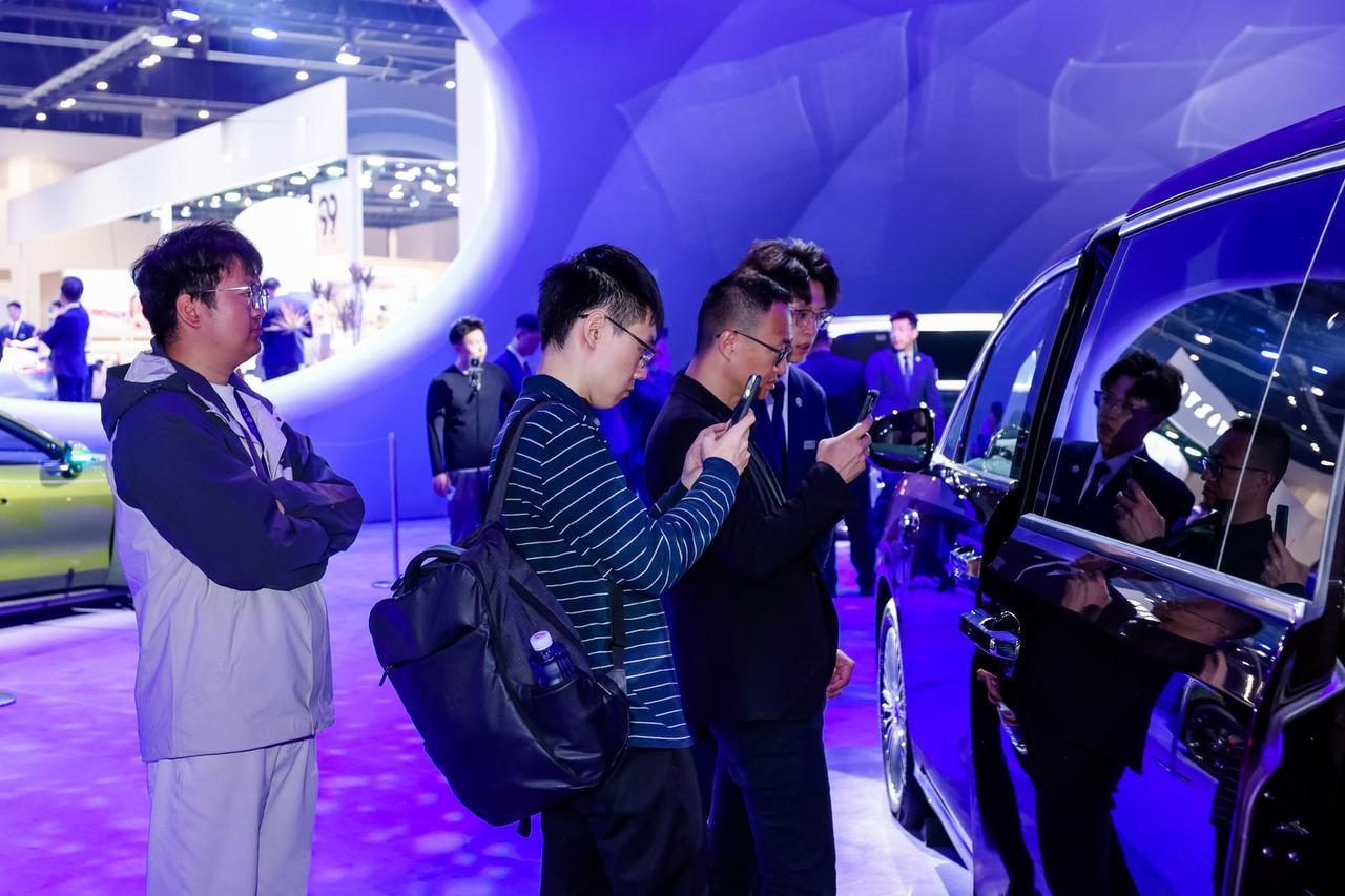 体系力才是鸿蒙智行领跑智能汽车下半场的核心
2026北京车展，鸿蒙智行携问界、智