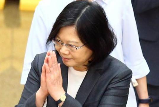 尴尬了！蔡英文凑上去主动示好，日本压根连理都不理。
 
7 月 28 日她在社交