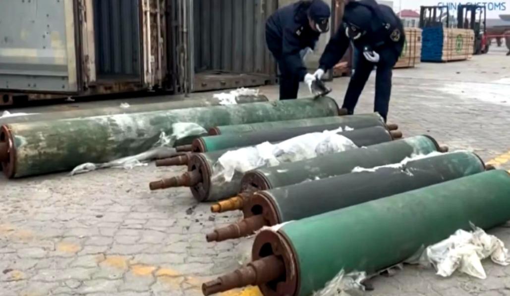 青岛黄岛海关这回可算是逮着个“胆儿肥”的了！

集装箱里层层货物底下，竟然藏了8