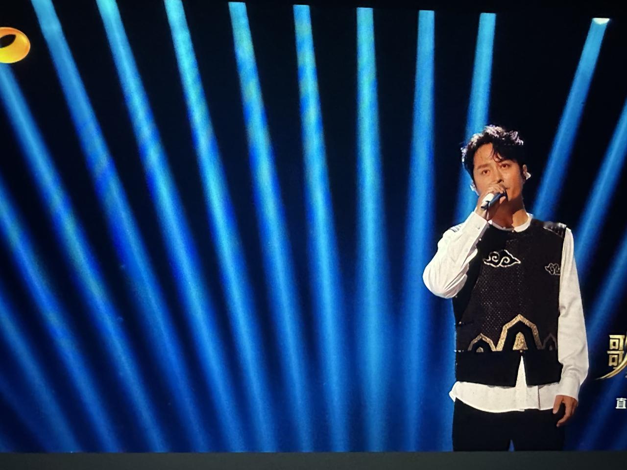 云飞的《鸿雁》又是一首耳熟能详的歌。
怎么说呢？
编曲很不错，草原味十足，还加了