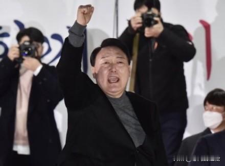 牵扯金建希案，尹锡悦拒不配合调查！法院再签逮捕令，明日实施逮捕！
尹锡悦在拘留状