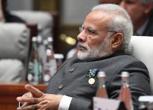 莫迪做梦也没想到，自己有一天会被逼到这个份上。  
 
如今在新德里、孟买、古吉