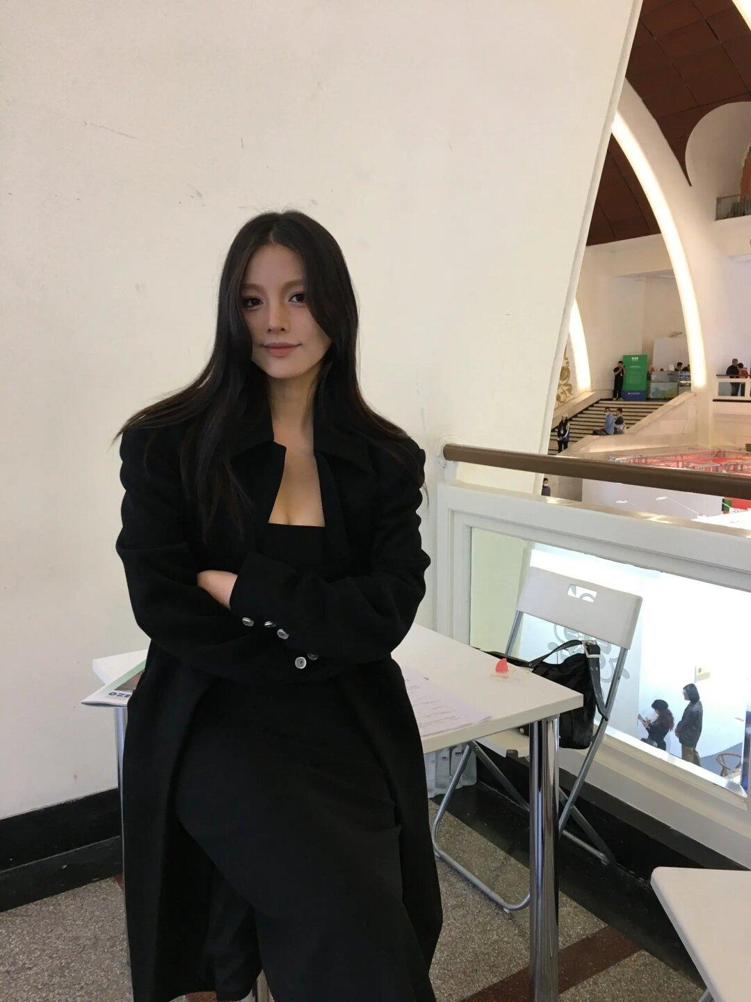 和朋友一起看画展