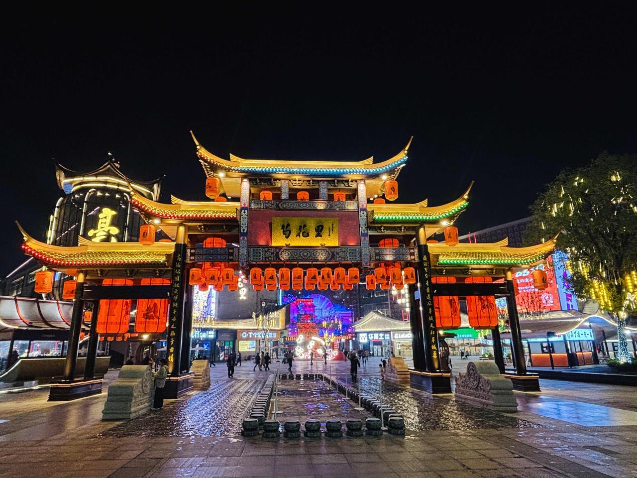 一巷芍香一灯明，亳州新烟火里藏古今！[星星眼]

📌亳州芍花里，才是本地夜生活