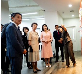 安妮长公主和韩国第一夫人，一起出席关于儿童救助的相关活动，自然衰老的金惠景优雅变