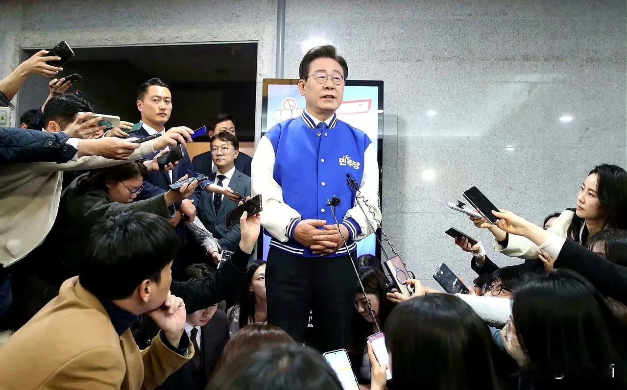 李在明重返韩最大在野党共同民主党党首职务，尹锡悦是不是又要慌了！当地时间 8 月