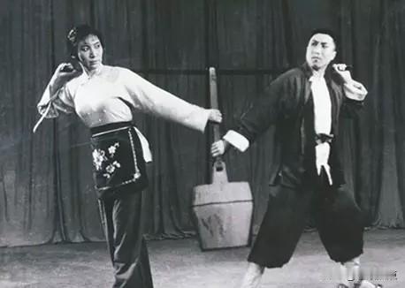 上世纪六十年代，上海京剧院排演了不少的现代京剧。这是小戏《送肥记》，演出很受观众