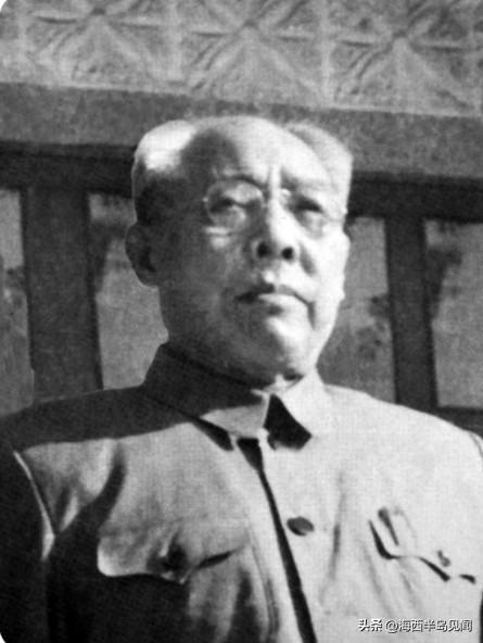 1935年，他们父子一同跟随红二方面军从湘鄂川黔根据地出发长征，父子结伴翻越雪山