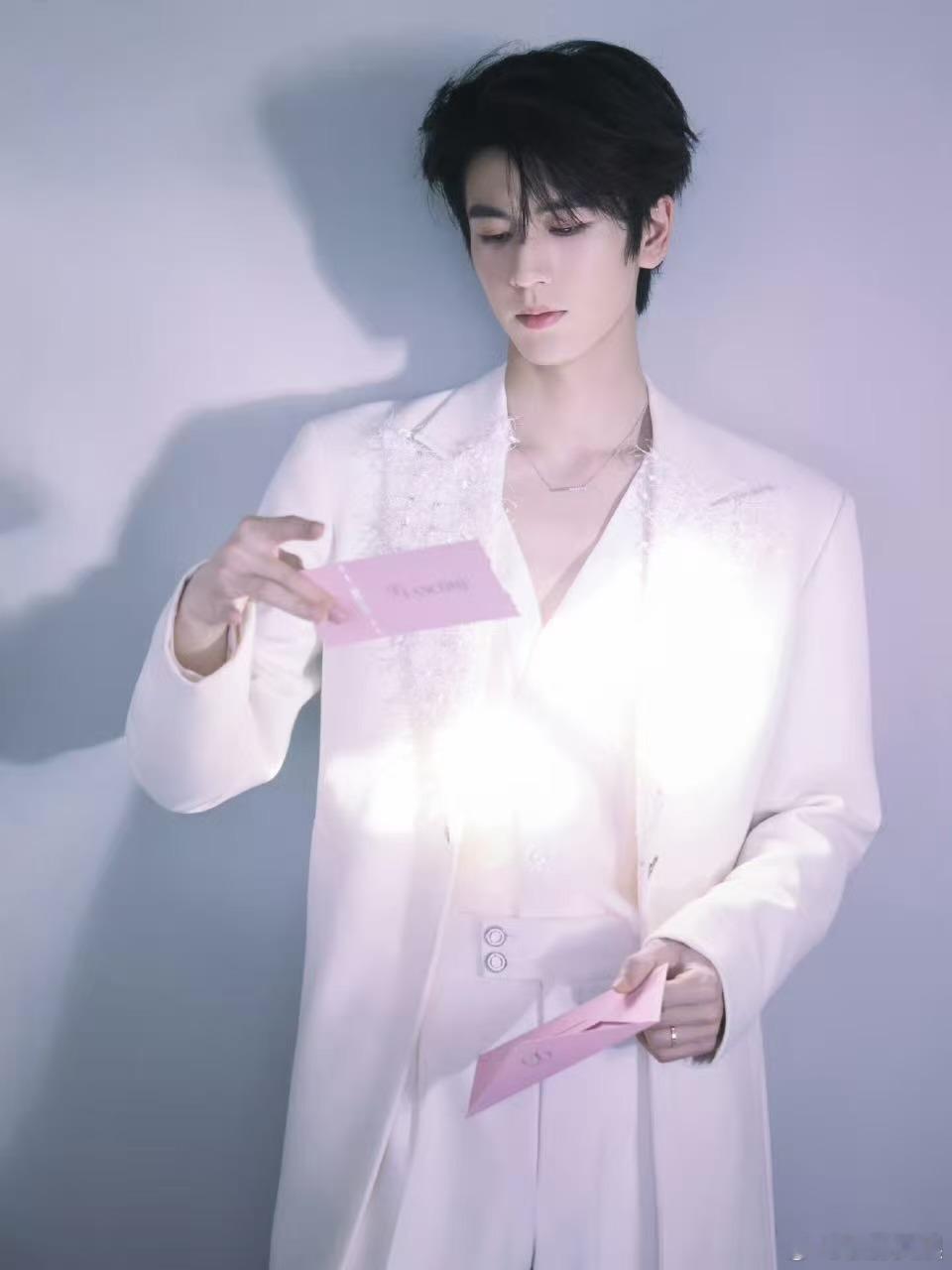 张凌赫深v长风衣张凌赫这眼神好勾人张凌赫这眼神好勾人，好帅，[嘻嘻][嘻嘻] ​