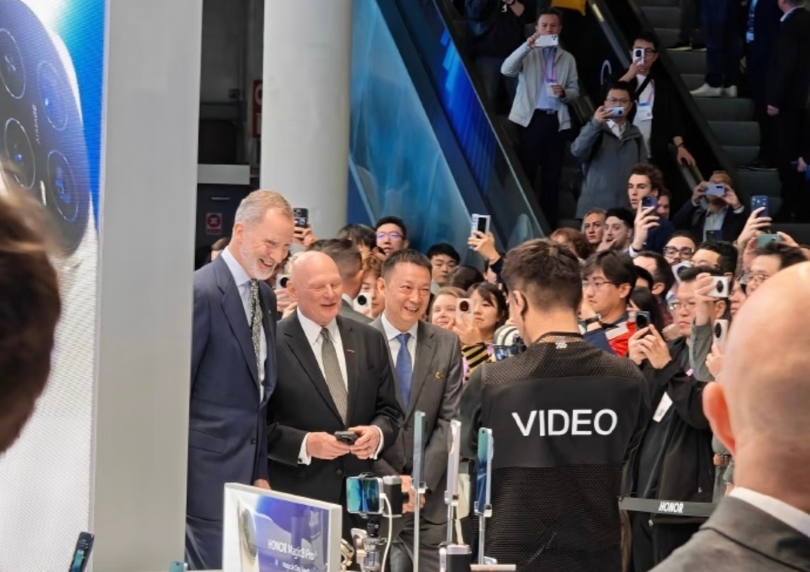 西班牙国王现身MWC巴塞罗那展会，专门打卡了中国科技展台。现场人好多啊，他不仅和