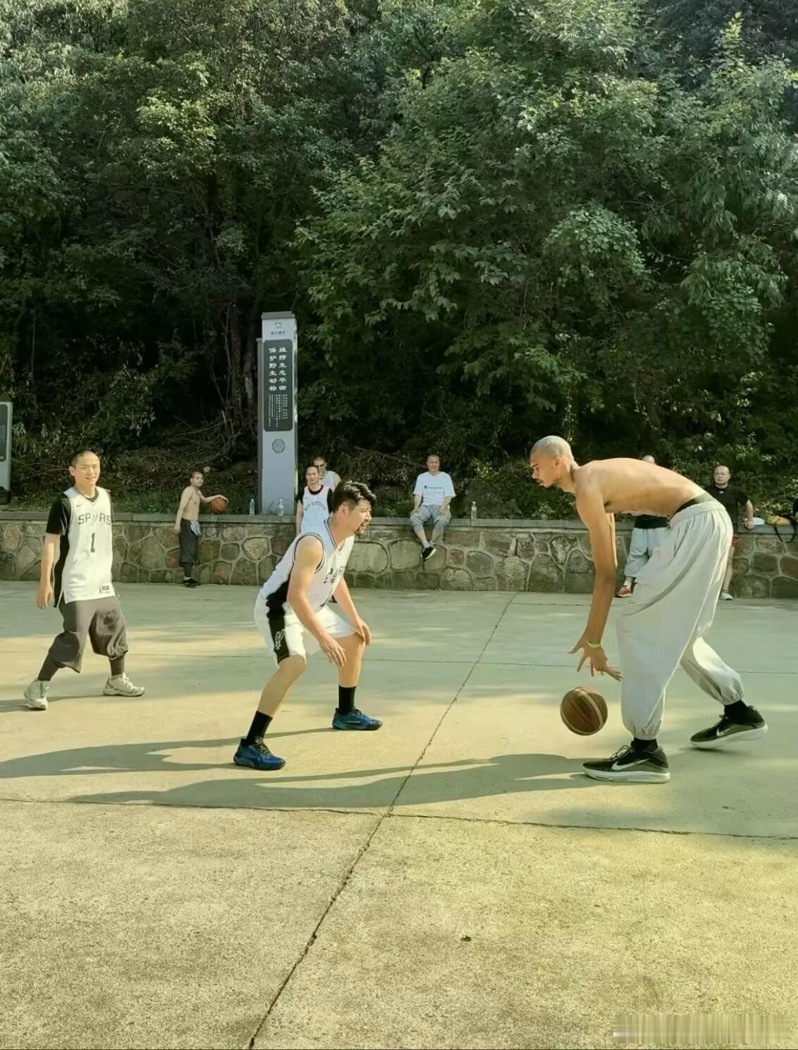 没有忘记主业[笑cry]文班亚马“修行”期间与游客切磋球技 ​​​