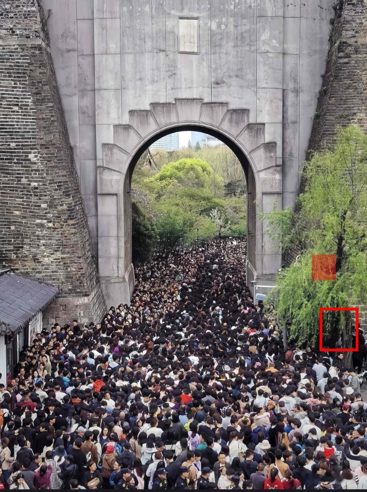 结果一看日历，4月27号还要补班。调休搞得像拼积木，硬凑出五天假期。不少人说这么