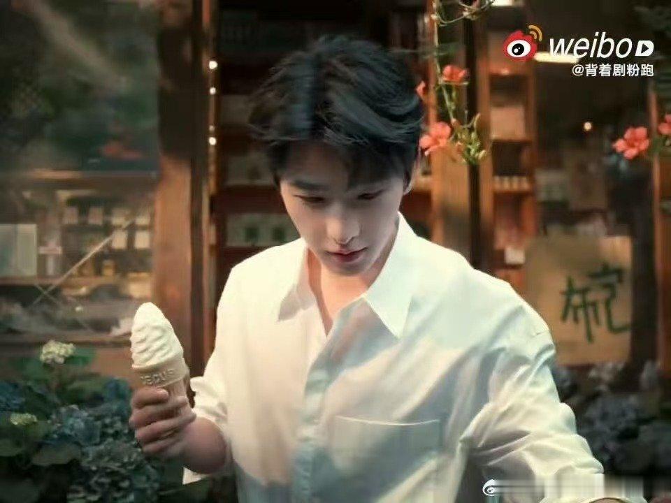 杨洋夏天的第一口冰淇淋掉了杨洋看到冰淇淋掉了的反应夏日限定小画面，杨洋准备分享冰