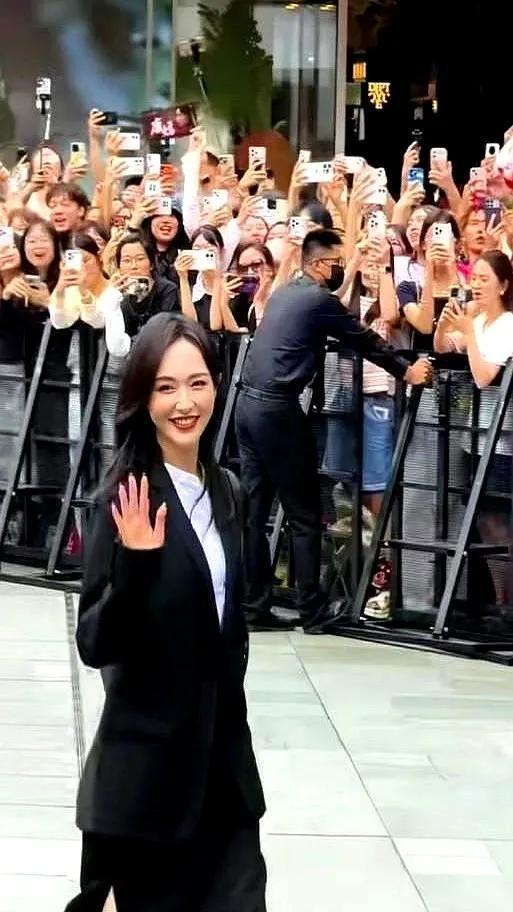 唐嫣怎么突然像变了个人成都活动现场，路人手机怼脸拍的图传疯了。西装确实好看，但重
