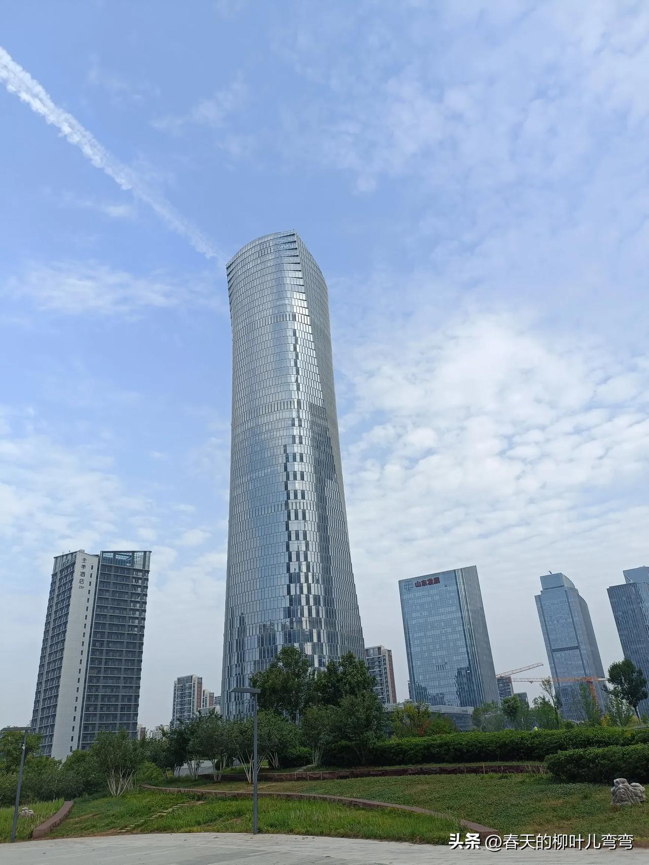 现在电脑信息化时代对老年人越来越不友好了。
周末我去医院看病。
一进医院的大厅，