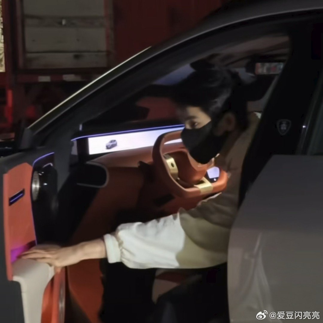 张凌赫座驾阿维塔07L阿维塔张凌赫 强强适配的组合来了，阿维塔携手张凌赫带来全新