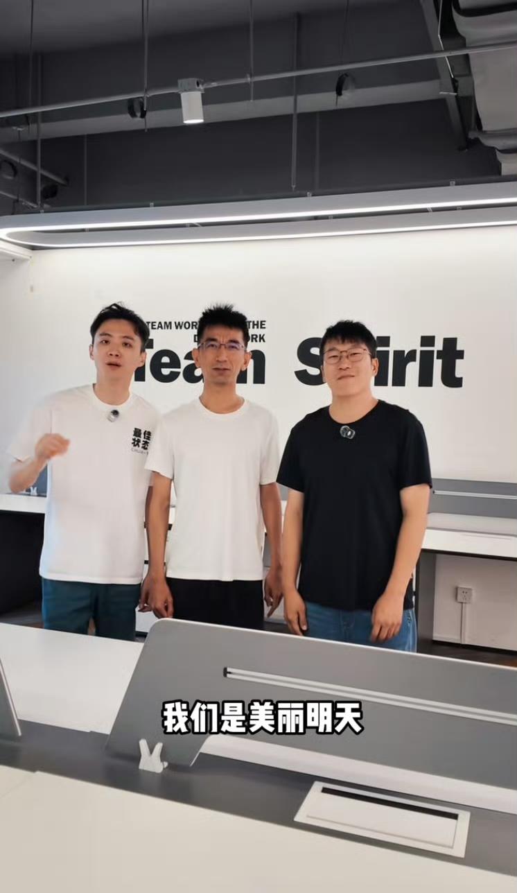 人出名了自己当老板，多正常！老俞又不签竞业协议，来去自由。

不知道为啥还要嘲讽