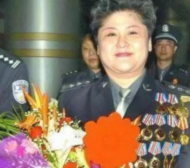 1996年，一个全身绑满炸药的歹徒闯进郑州国棉五厂幼儿园，劫持了28名孩子。女警