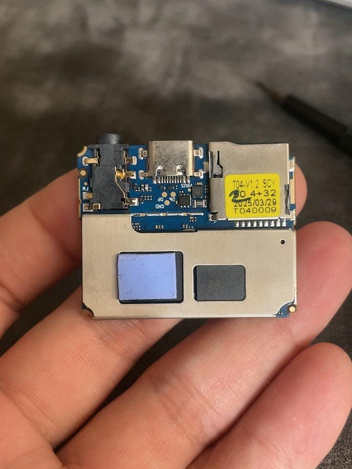 这是在广州鬼市淘的一个MP4播放器的主板；它搭载八核CPU，三个g的运存，30g