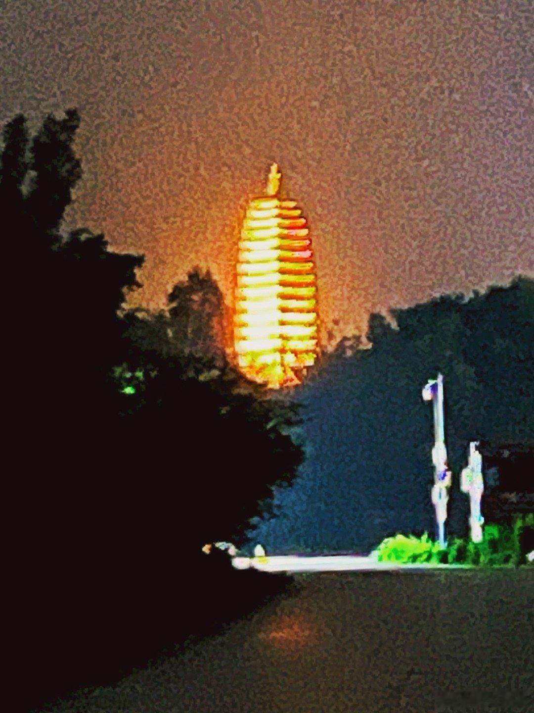 远远看到夜三塔差点没电回到古城冒个泡