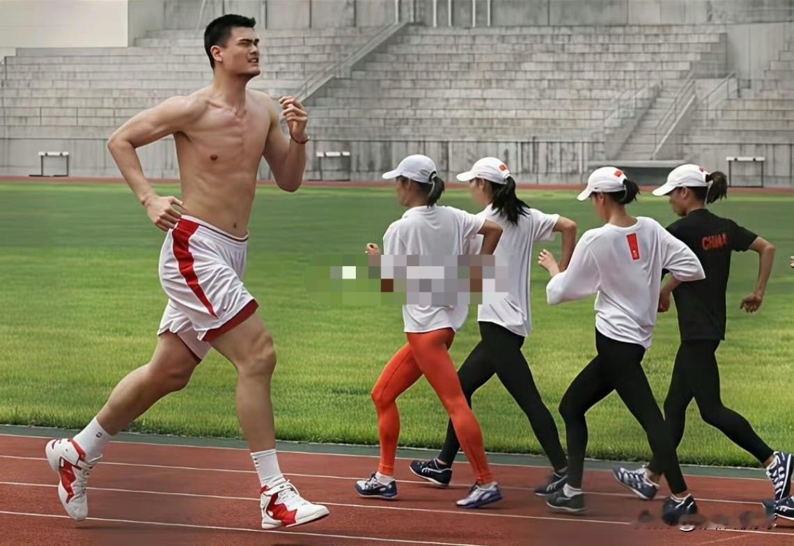 这种身高，普通人走路都困难，姚明杨瀚森居然比175的都协调，天赋异禀。 