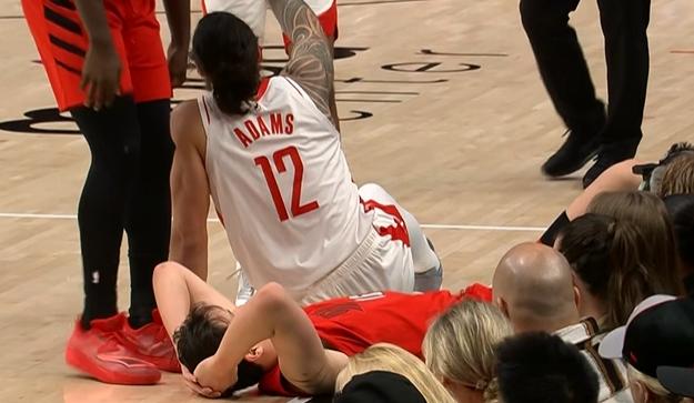 这太疼了！杨瀚森被亚当斯一屁股坐头上了~

两人抢地板球的时候，杨瀚森飞扑断球与