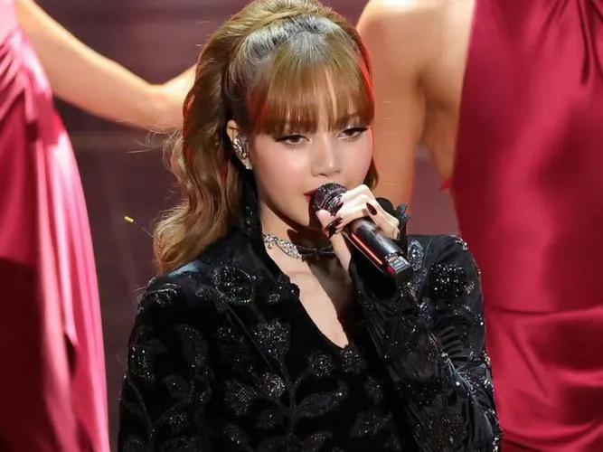 本以为Lisa作为Labubu狂粉，收到玩偶会很开心。可在首尔高阳演唱会上，她却
