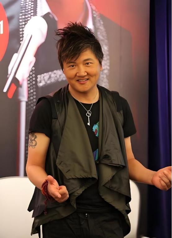 1999年，孙楠成名后，结束了与同居十年的女友辛欣的关系，转而娶了神交已久的买红