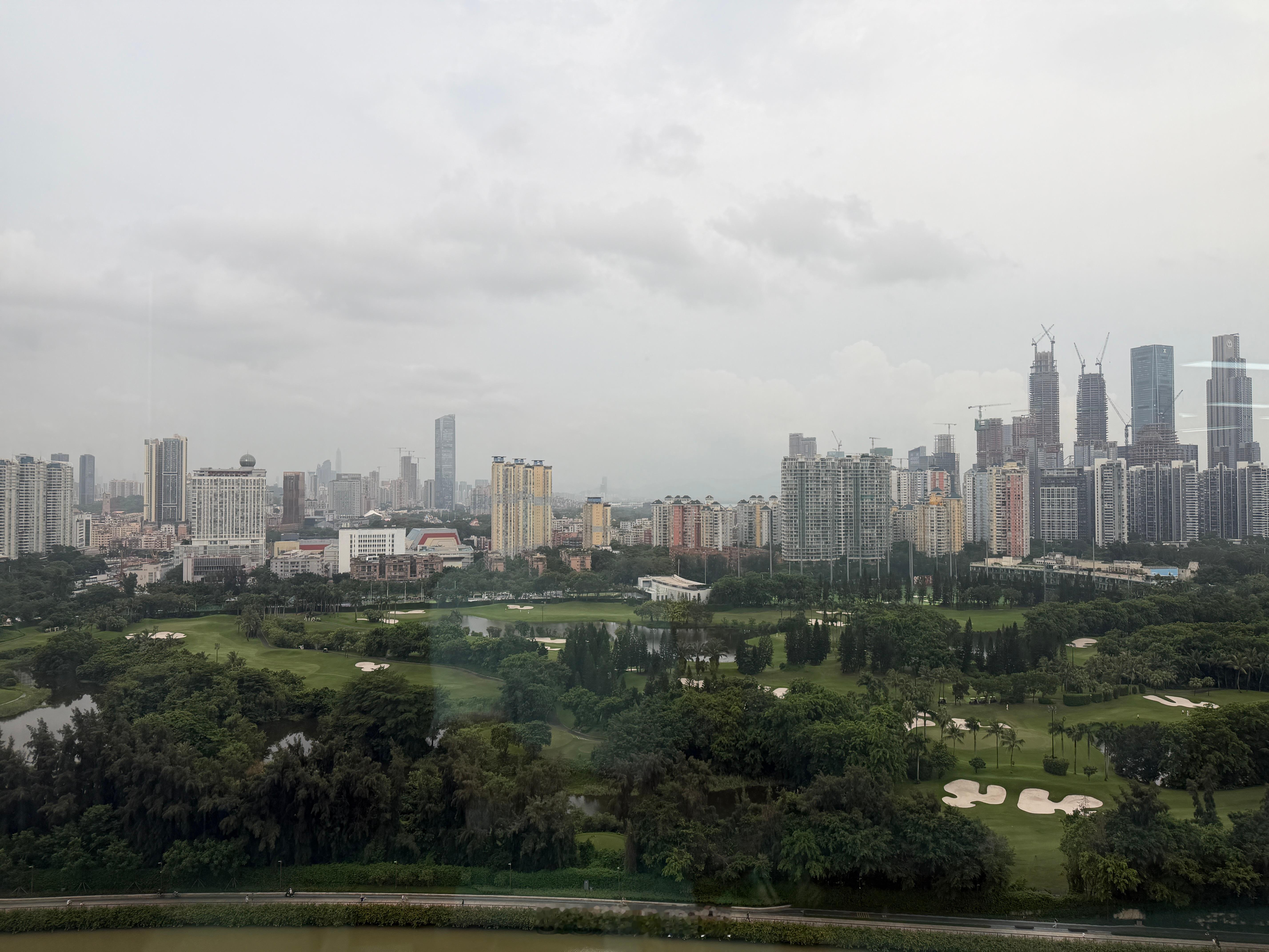难得下班没下雨…不过我估计现在地铁口人也好多。今起深圳地铁逢包必检逢人必查