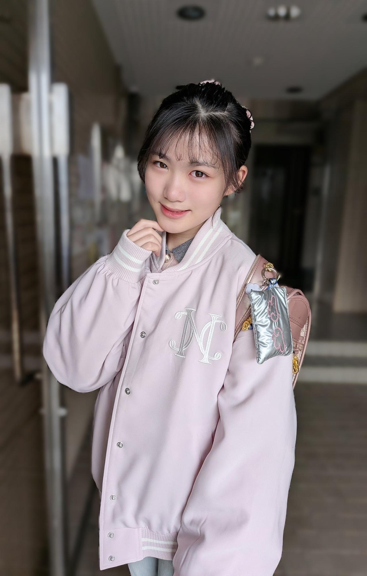 粉衣少女倚栏立，笑语盈盈暗香来