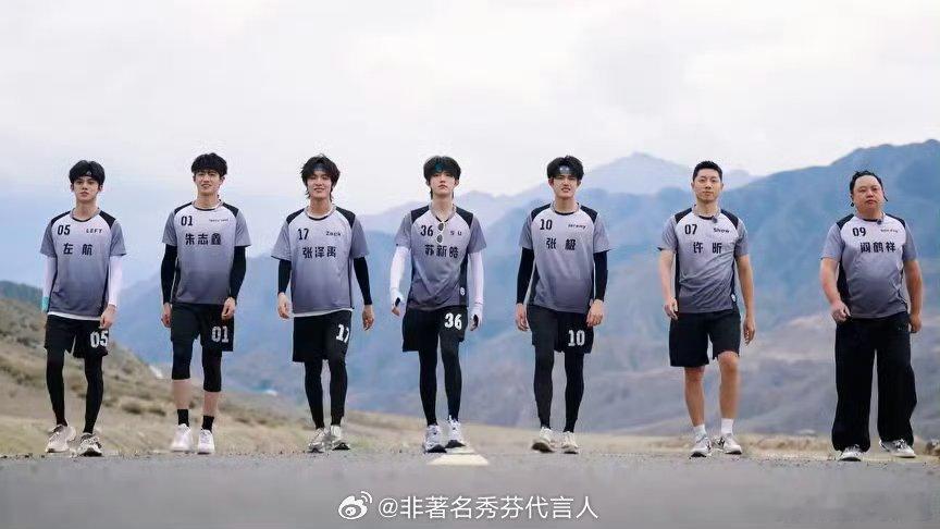 TOP都穿长裤不告诉朱志鑫门面大人 光看着都觉得格外的耀眼。 ​​​
