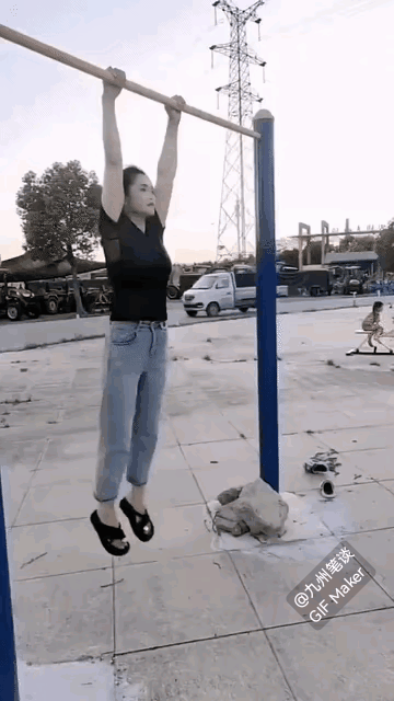 给我气的啊！刚锻炼完，正又热又渴，好姐妹就拿来了水，帮降下温，凉快凉快。
只是这