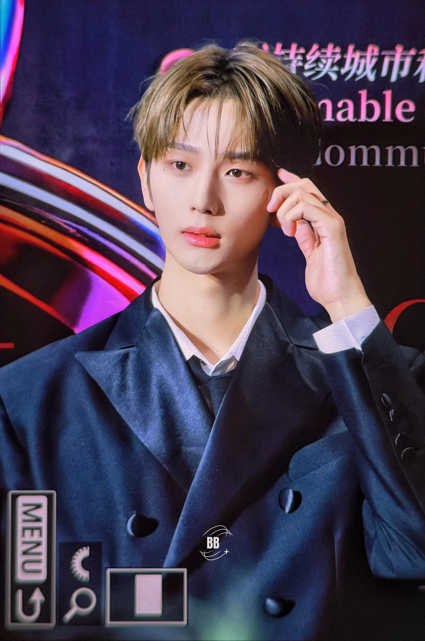 今日参加了微博颁奖典礼的EPEX成员BAEKSEUNG金贤佑红毯照 