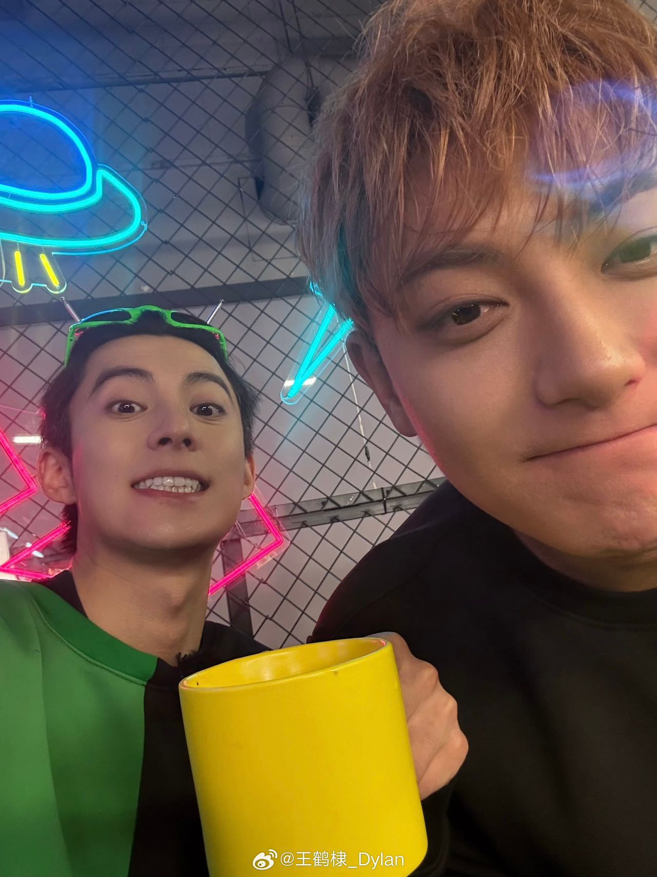 宇闪节目组写给黄子韬的信黄子韬录完宇闪瘦了20斤 看到节目组给黄子韬的信笑出声，