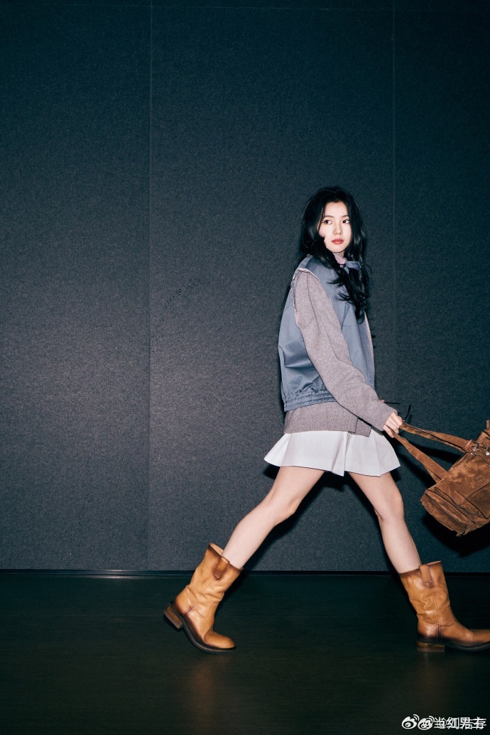 刘浩存甜酷大波浪 刘浩存真的什么风格都能轻松驾驭✨这次甜酷大波浪直接美到移不开眼