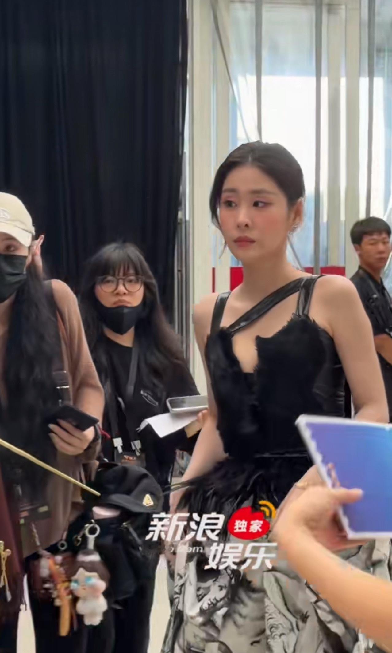 张碧晨羽毛高定裙张碧晨黑色印花高定裙 ​​​