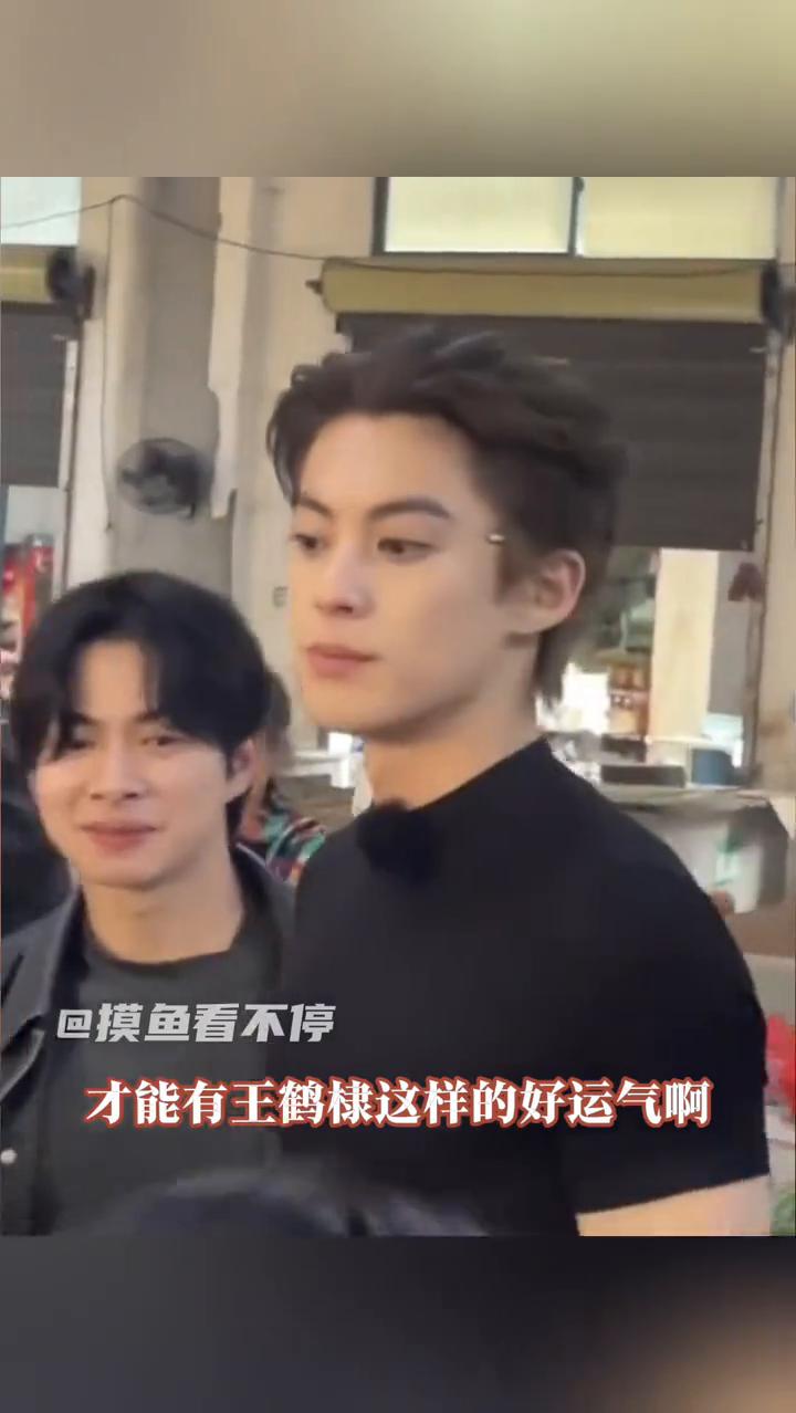 摸鱼看不停。
我到底要朝哪个地方磕头才能有王鹤棣这样的好运气？在《亲爱的客栈》用