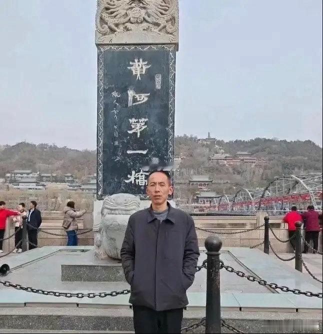 20年前，表情不服。20年后，表情服了。 