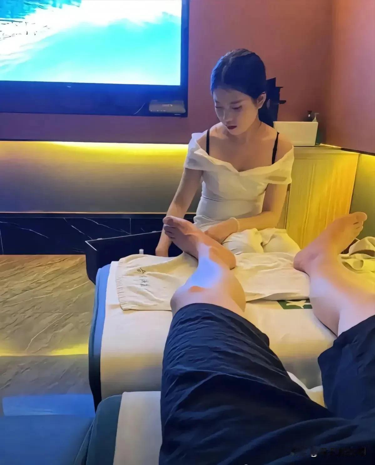 去泡脚按摩遇到心仪的女孩怎么办？怎样才可以让她做女朋友呢？女生足浴店 女洗脚技师