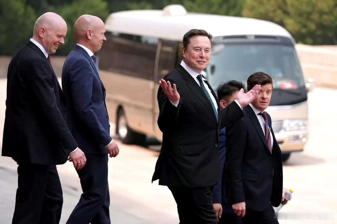大家注意到，不管是马斯克，还是黄仁勋，这次跟随美国总统特朗普访华，都穿上了西装、