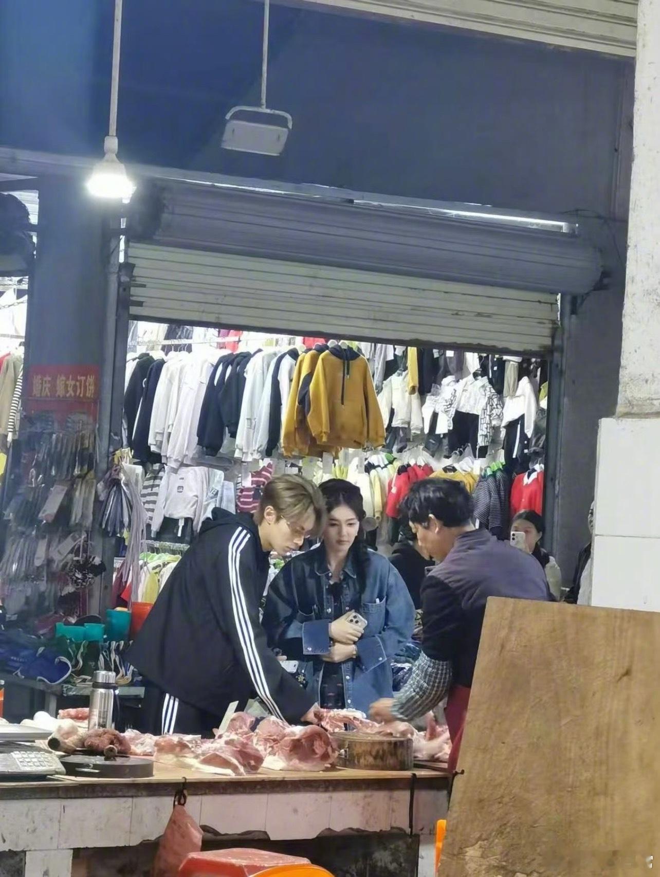 王鹤棣、白鹿《亲爱的客栈》买东西路透王鹤棣白鹿买菜路透