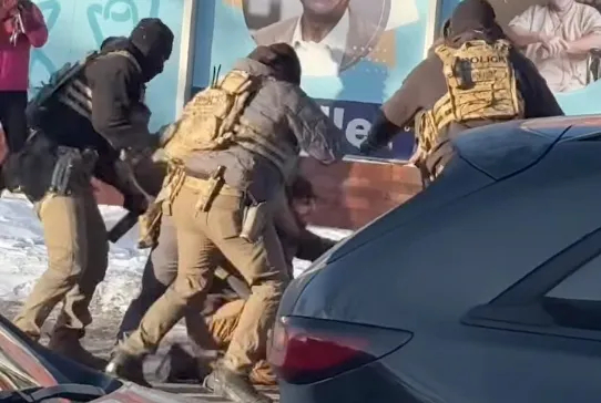 两名向明尼阿波利斯抗议者亚历克斯·普雷蒂开枪的联邦移民执法人员，已在政府记录中被