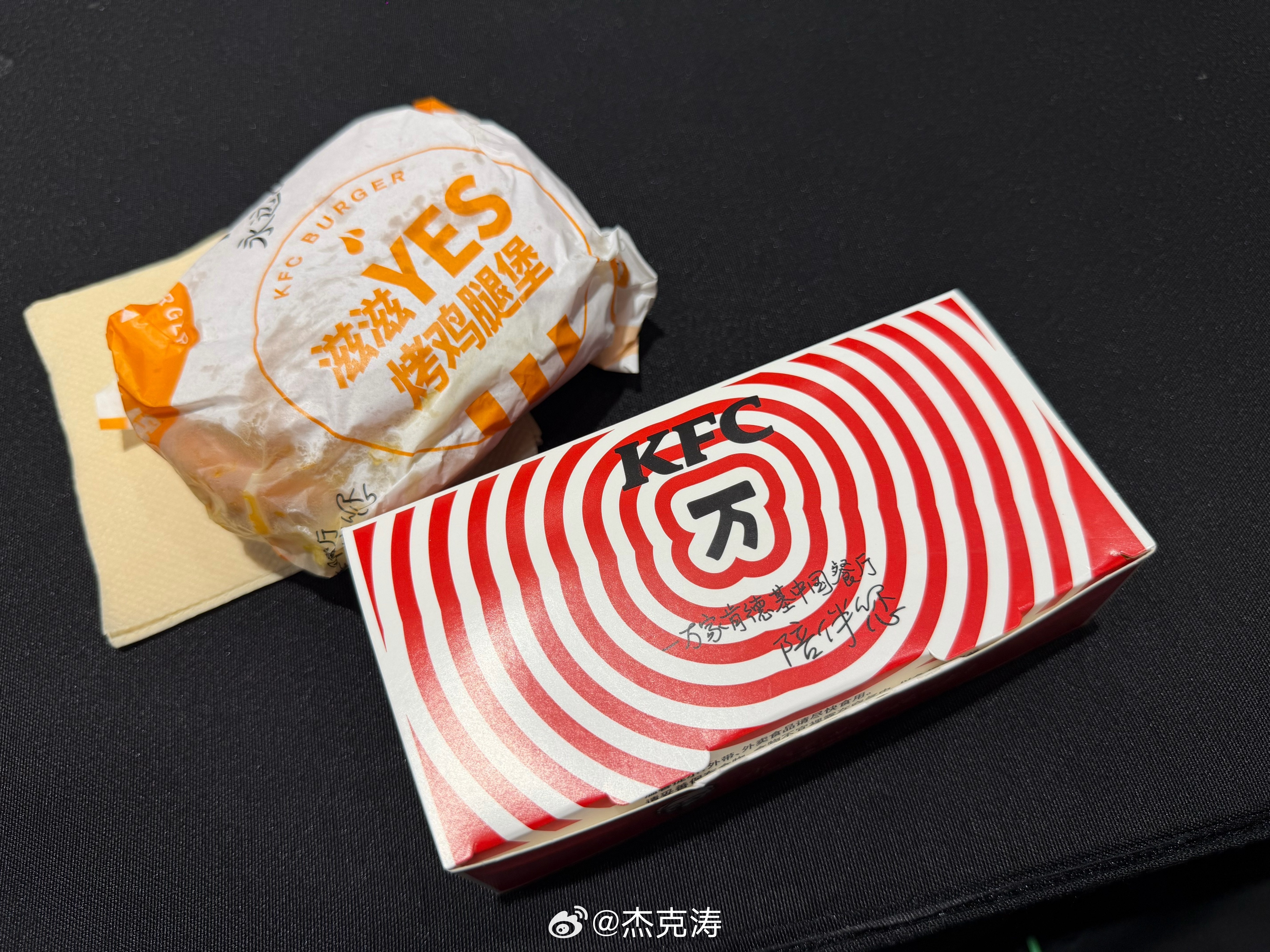 落地直接转场开工…俺可真是劳模啊 只是现在上眼皮极其思念下眼皮结果刚到影棚: 老