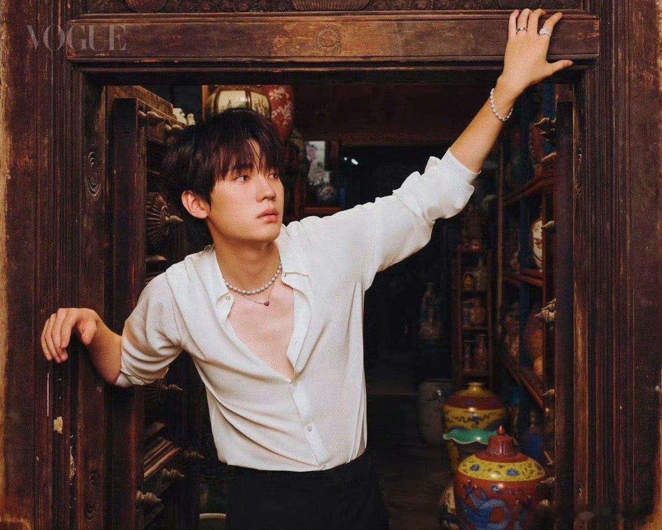 周翊然上一秒baby下一秒daddy当他笑，是校园里最甜的风景；当他展露线条，是