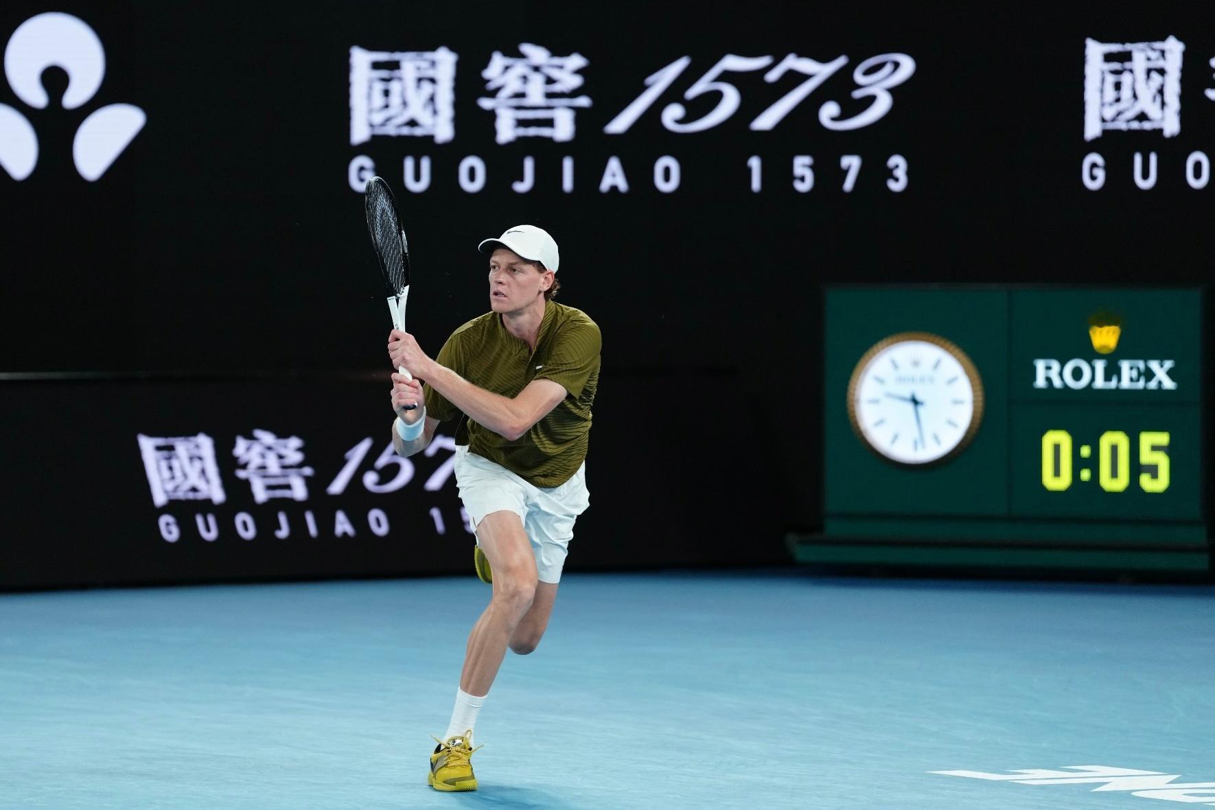 德约科维奇vs辛纳 澳网第二场男单半决赛，辛纳开场就破发制胜6-3先下一盘，大比