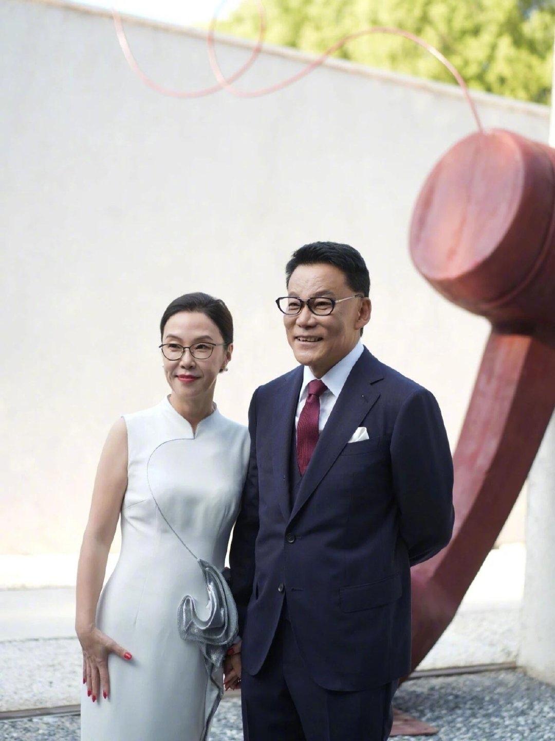 李国庆：丹红，四十年了，从青春年少到两鬓微霜，我终于把你娶回家了。

张丹红：国