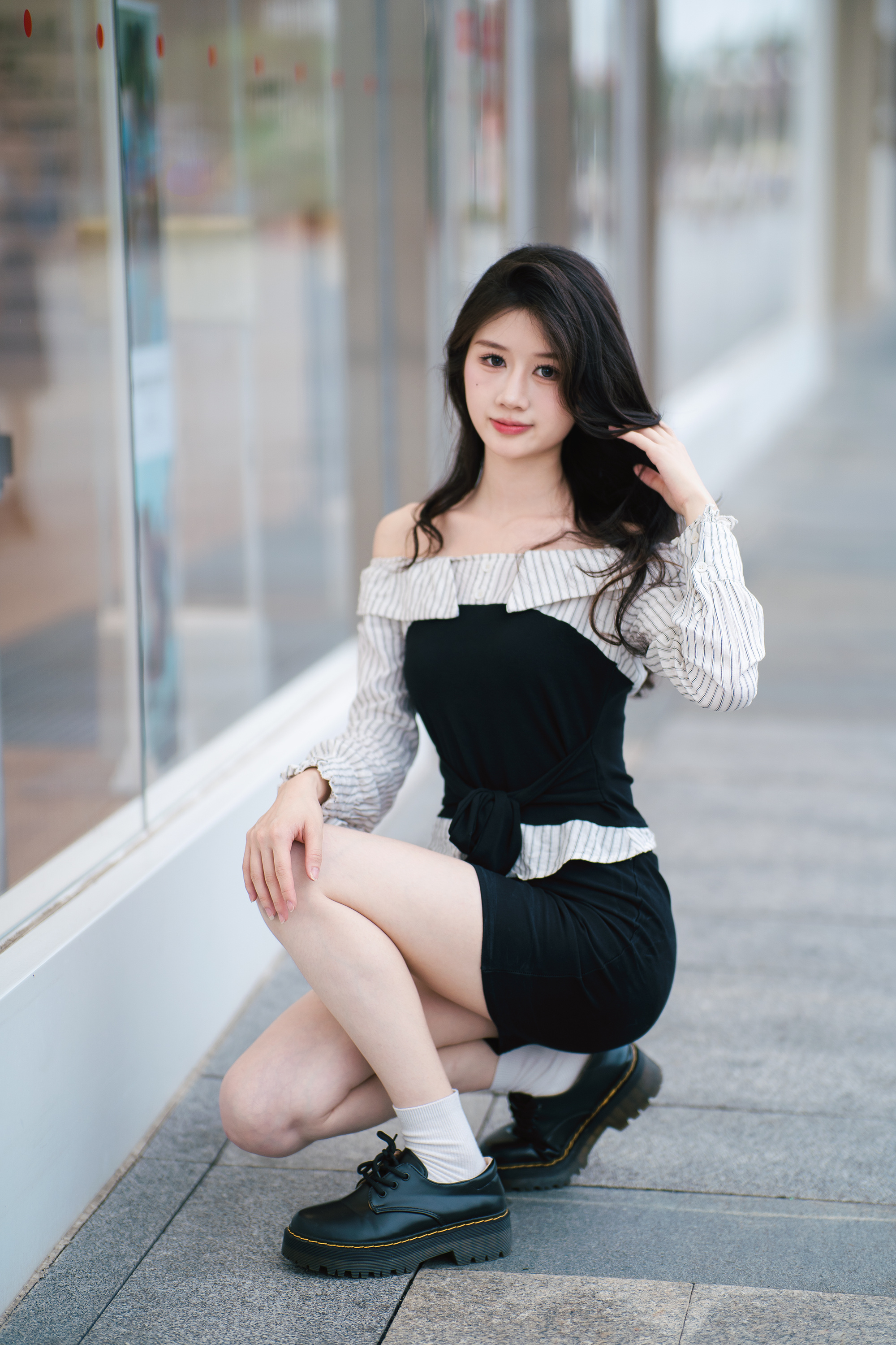 漫步街头，被这扇玻璃橱窗吸引。光影交织间，仿佛窥见了另一个世界，匆忙定格，成为我